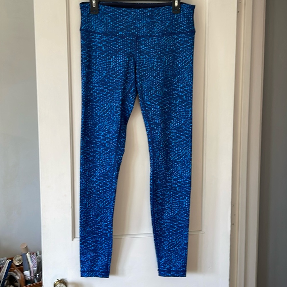 LuLulemonn wunder under Samba Snake Kayak Blue, full length, size 10. Like new!!